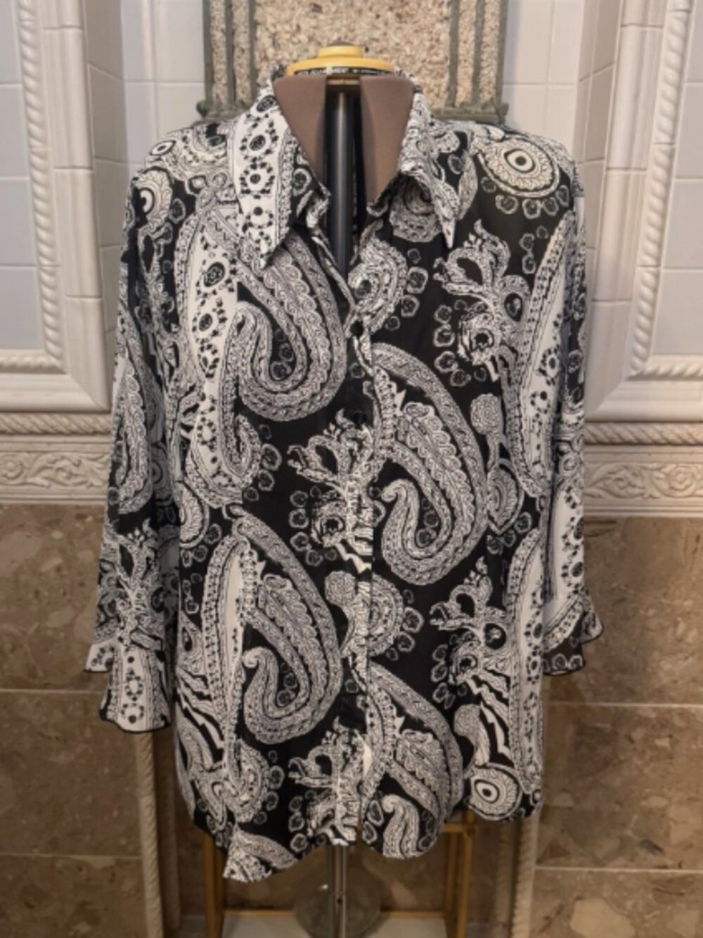 Essentials. Size 3X. Chiffon Black and white. Sleeve Ruffle. Paisley. B29-